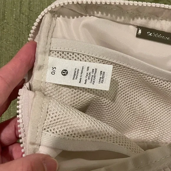 Lululemon Everywhere Belt Bag (Original strap version) - Picture 7 of 12